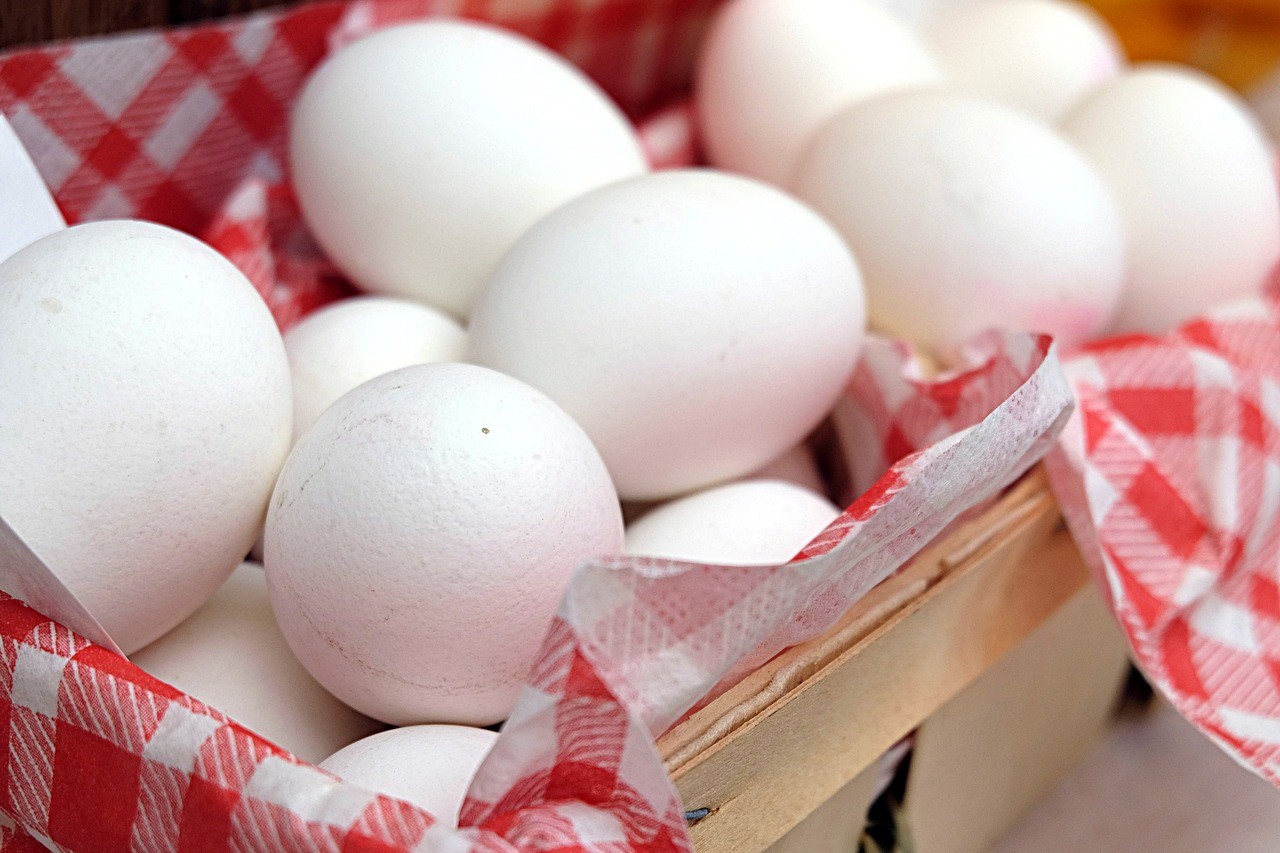 Ein Korb voll mit weißen Eiern