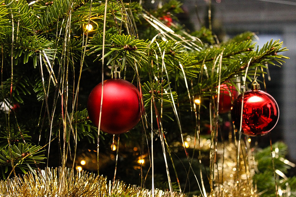 ein geschmueckter Weihnachtsbaum